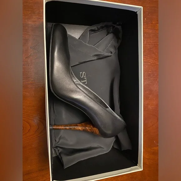 St. John black leather round toe heels with wood grain heel womens shoes size 8 - Picture 5 of 5